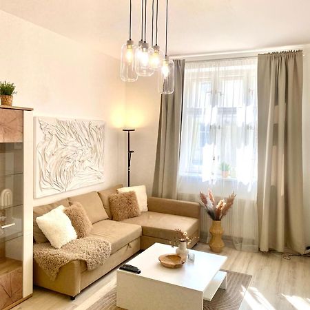 James Bond Apartment Old Town Братислава Екстериор снимка