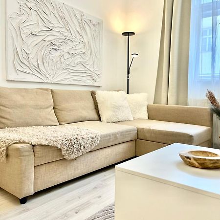 James Bond Apartment Old Town Братислава Екстериор снимка