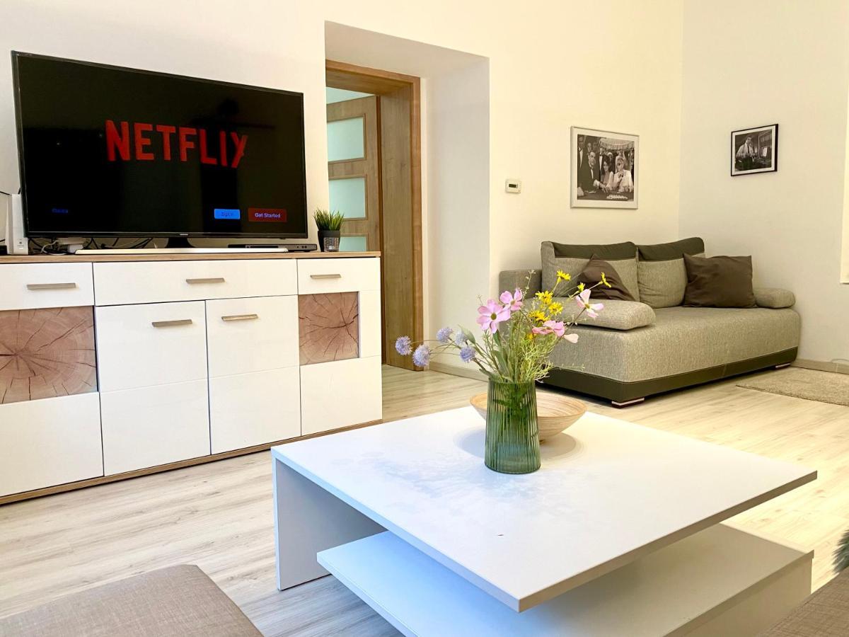 James Bond Apartment Old Town Братислава Екстериор снимка