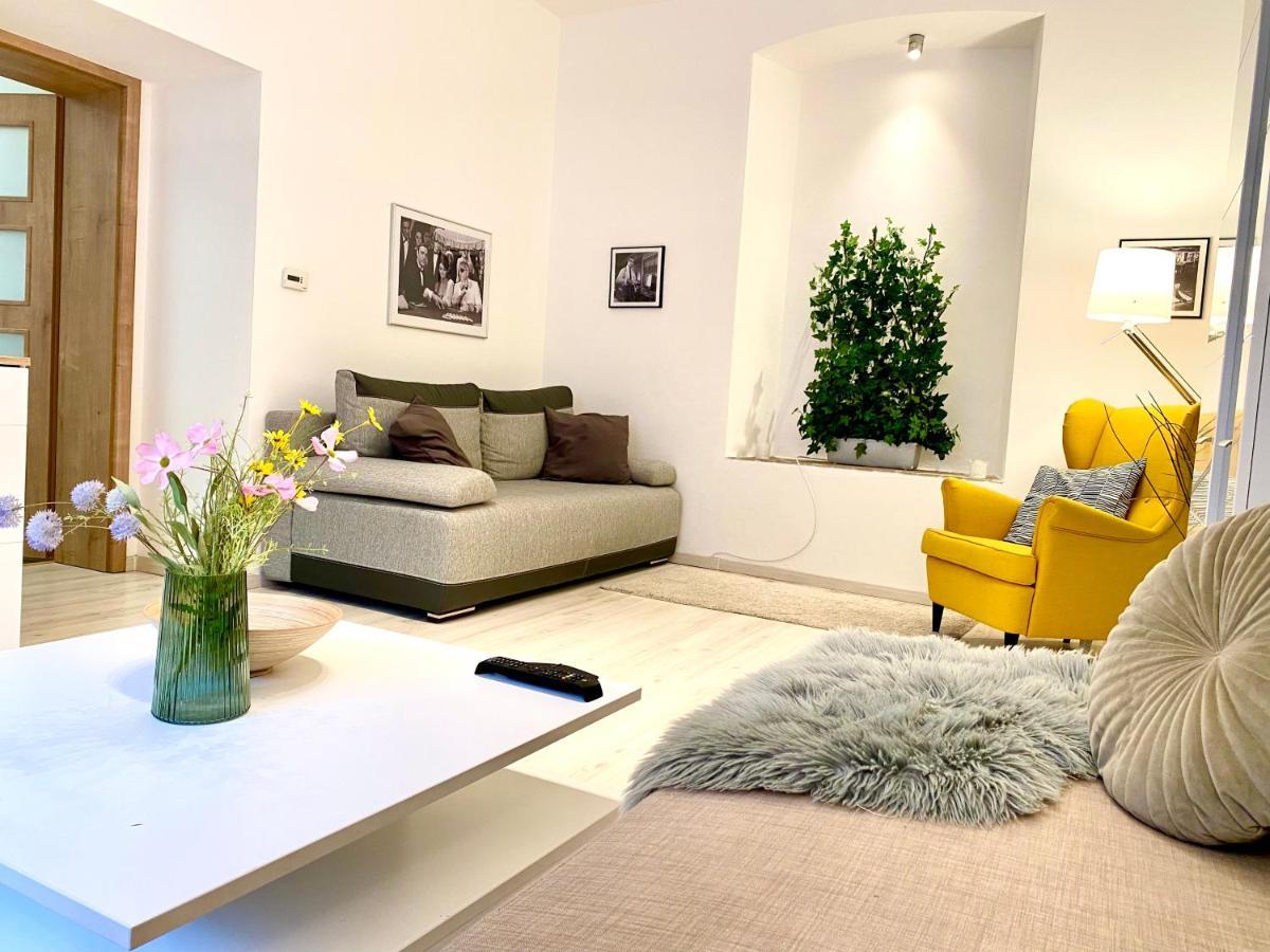 James Bond Apartment Old Town Братислава Екстериор снимка