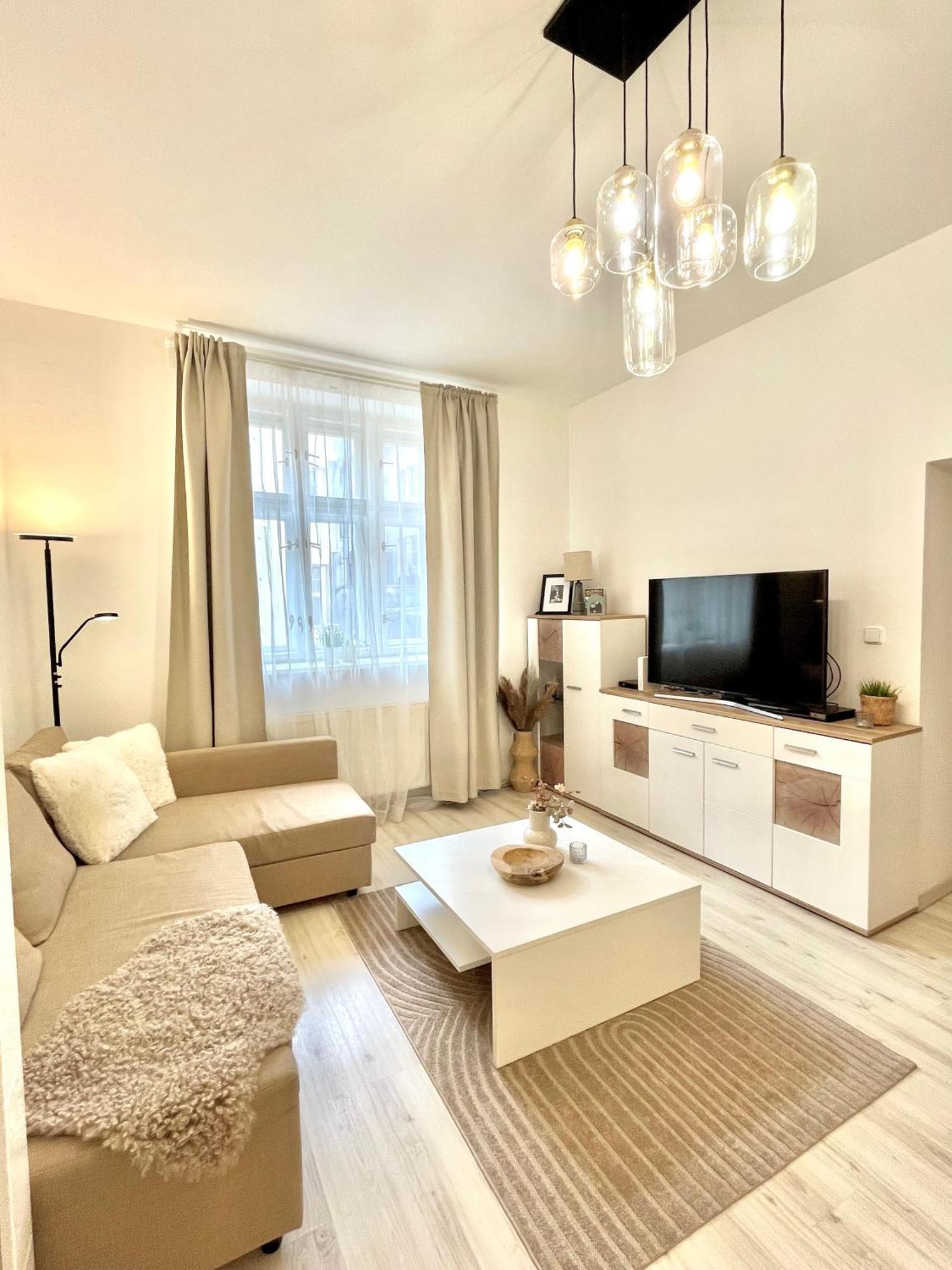 James Bond Apartment Old Town Братислава Екстериор снимка