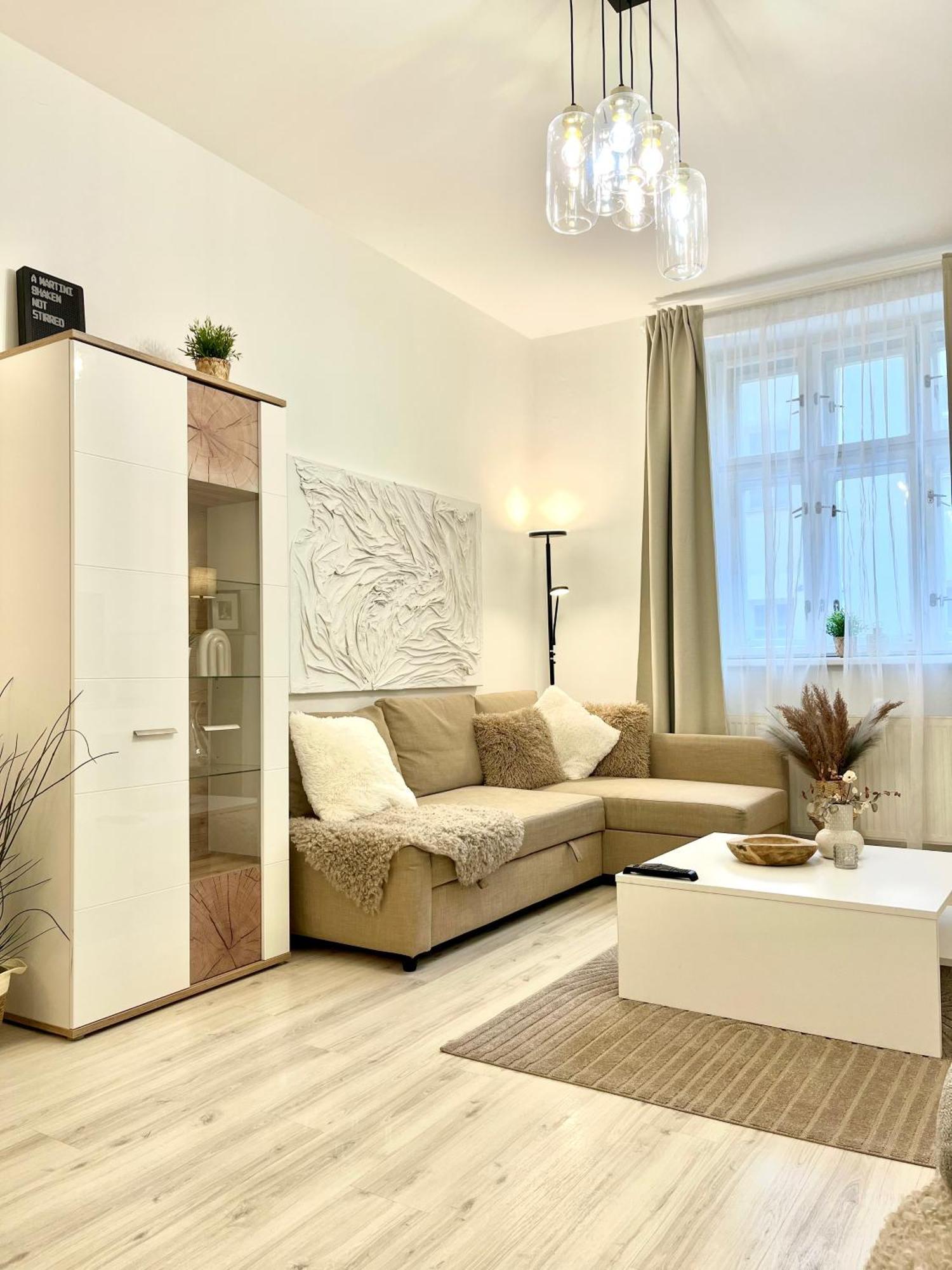 James Bond Apartment Old Town Братислава Екстериор снимка