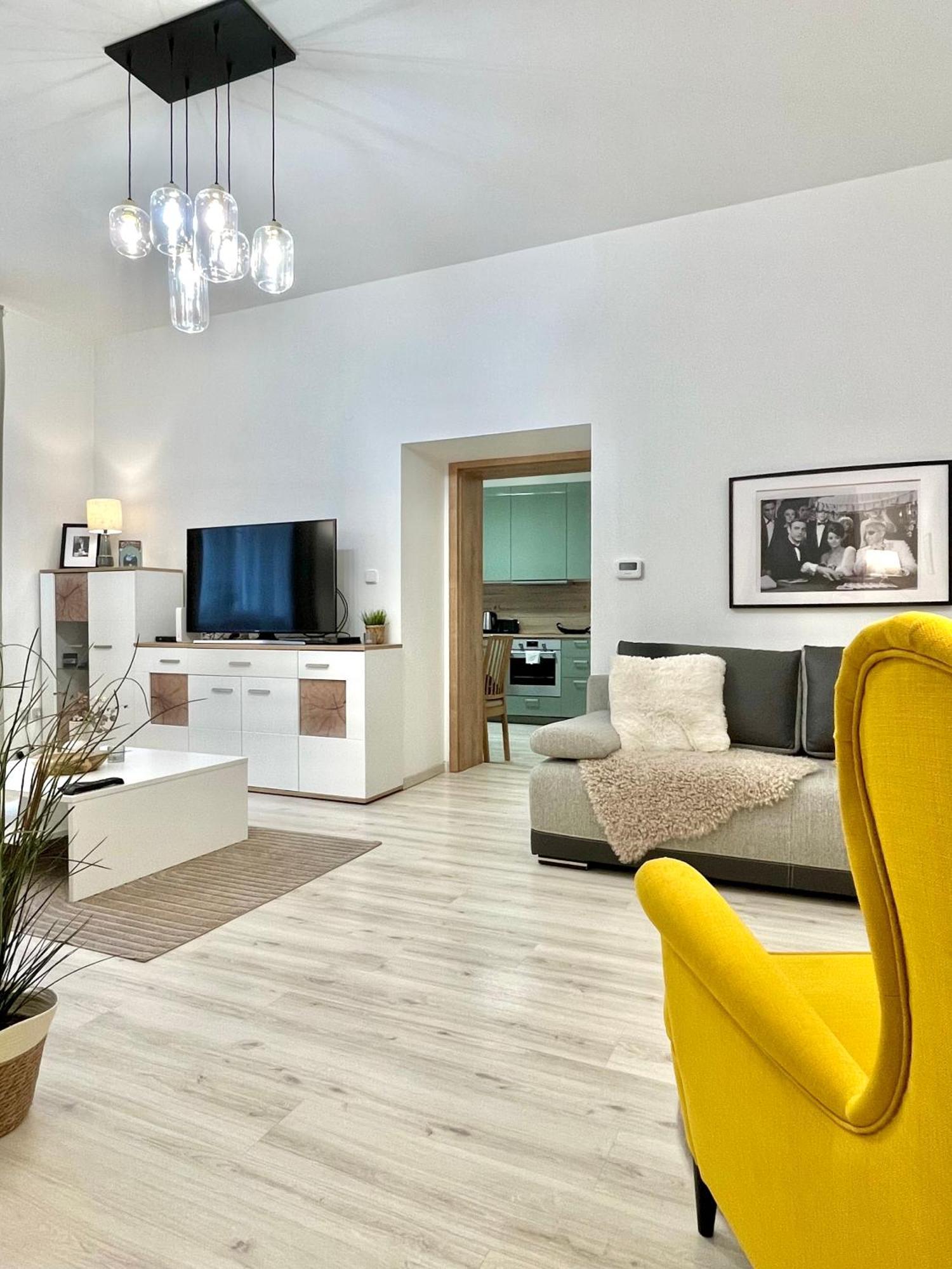 James Bond Apartment Old Town Братислава Екстериор снимка