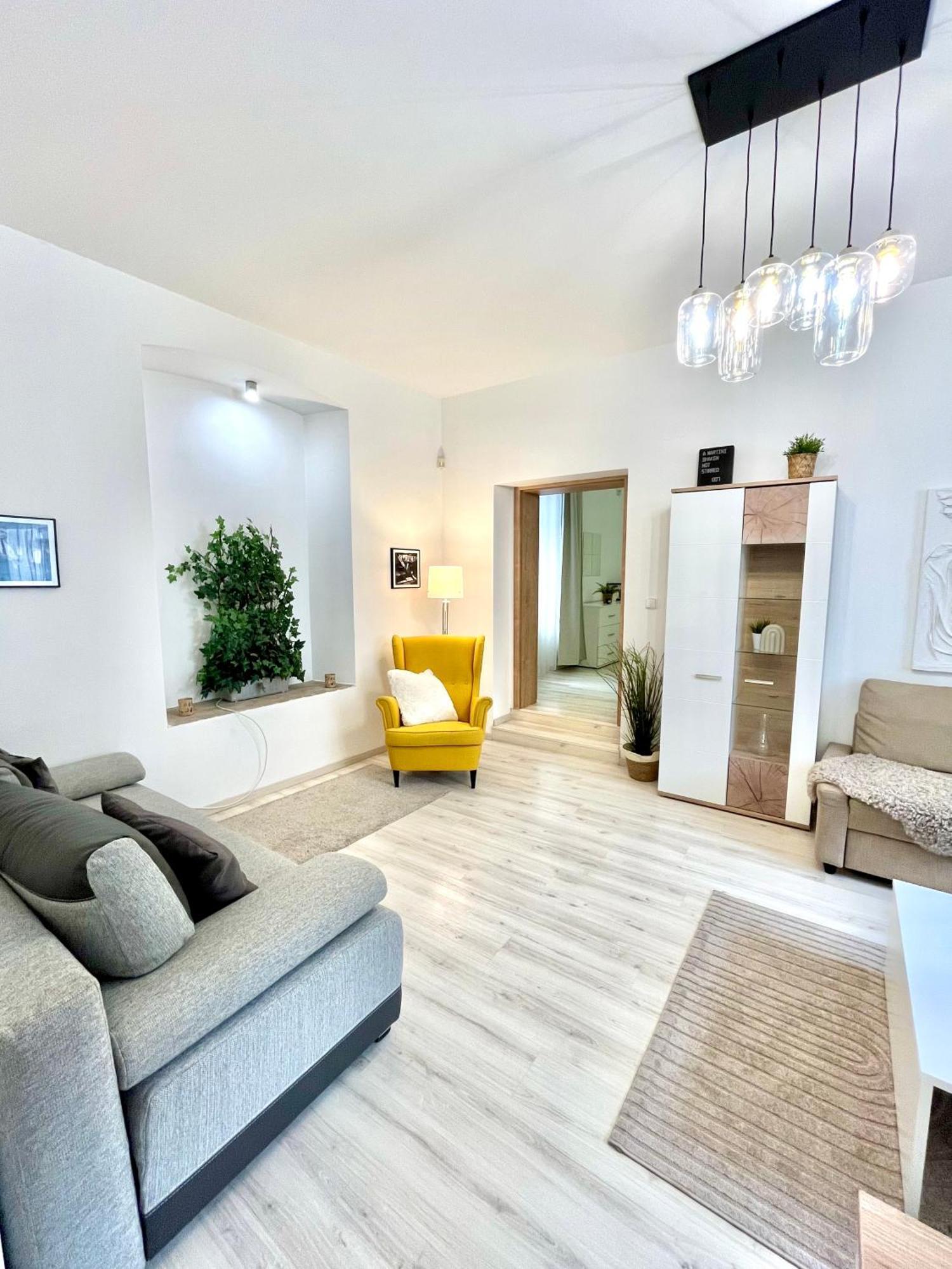 James Bond Apartment Old Town Братислава Екстериор снимка