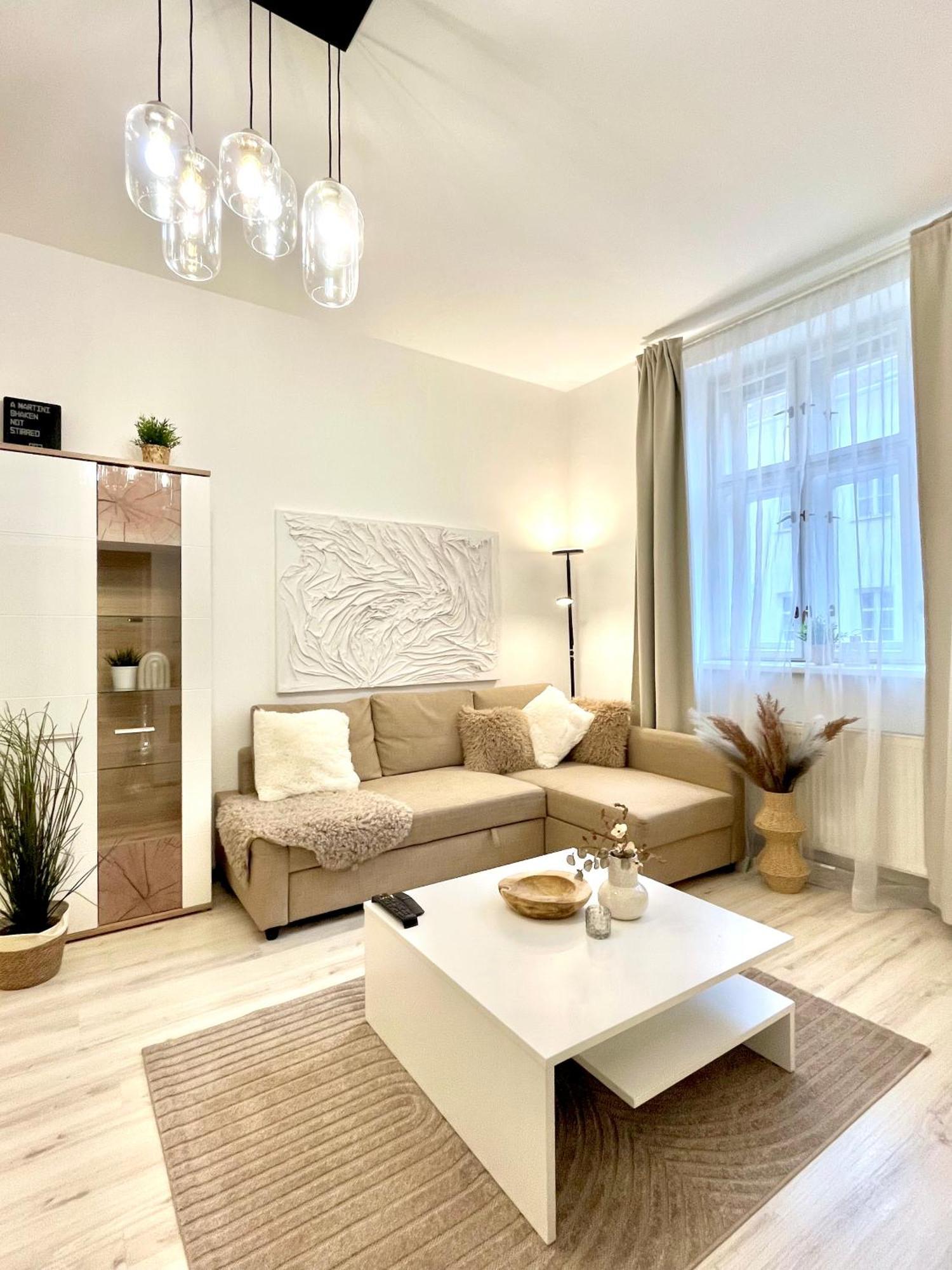James Bond Apartment Old Town Братислава Екстериор снимка