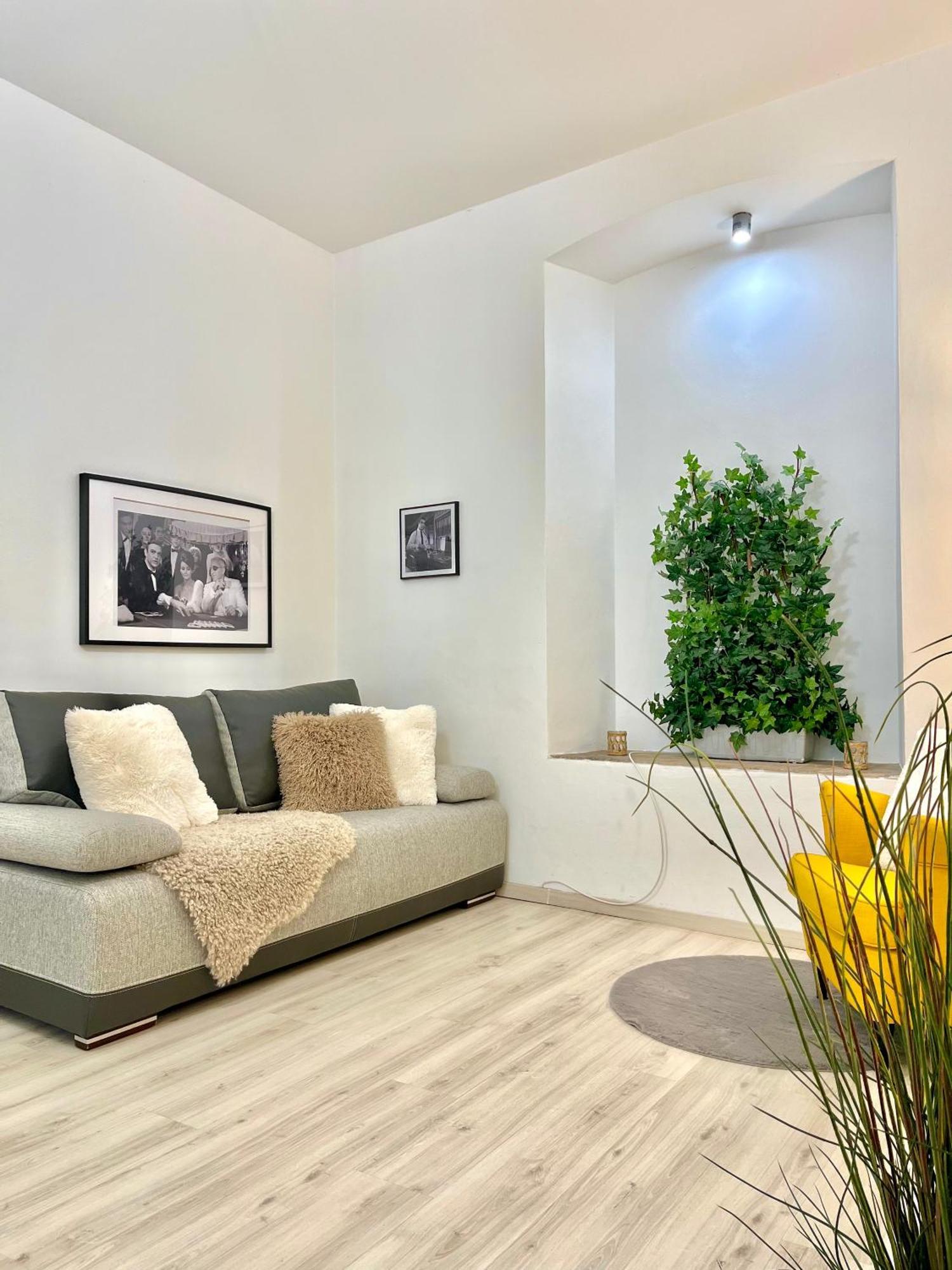 James Bond Apartment Old Town Братислава Екстериор снимка