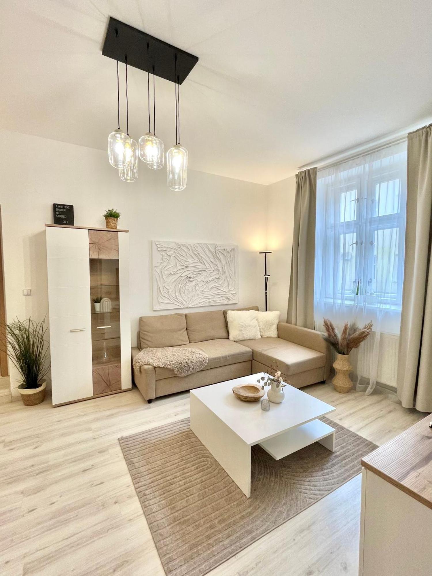 James Bond Apartment Old Town Братислава Екстериор снимка