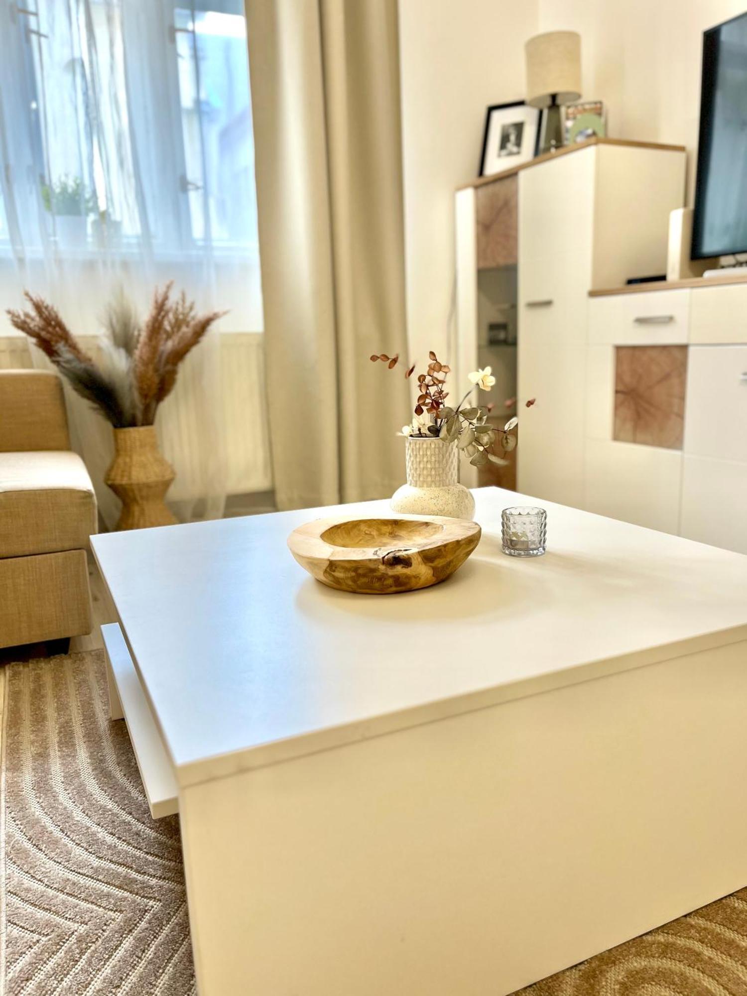 James Bond Apartment Old Town Братислава Екстериор снимка