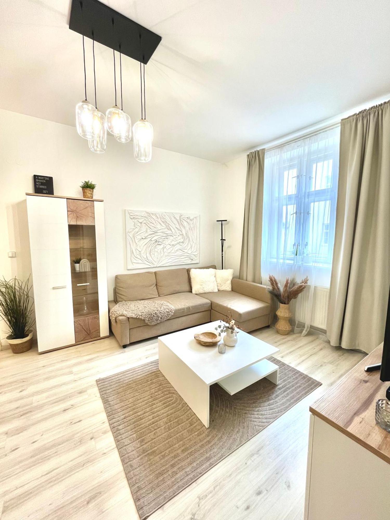 James Bond Apartment Old Town Братислава Екстериор снимка