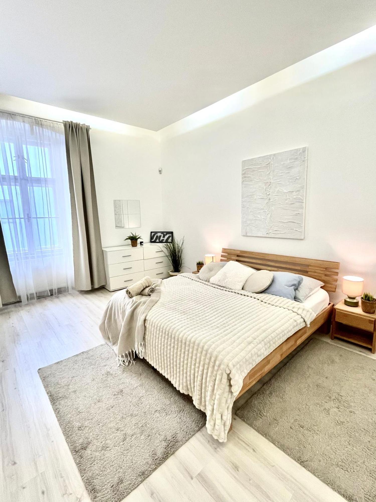 James Bond Apartment Old Town Братислава Екстериор снимка