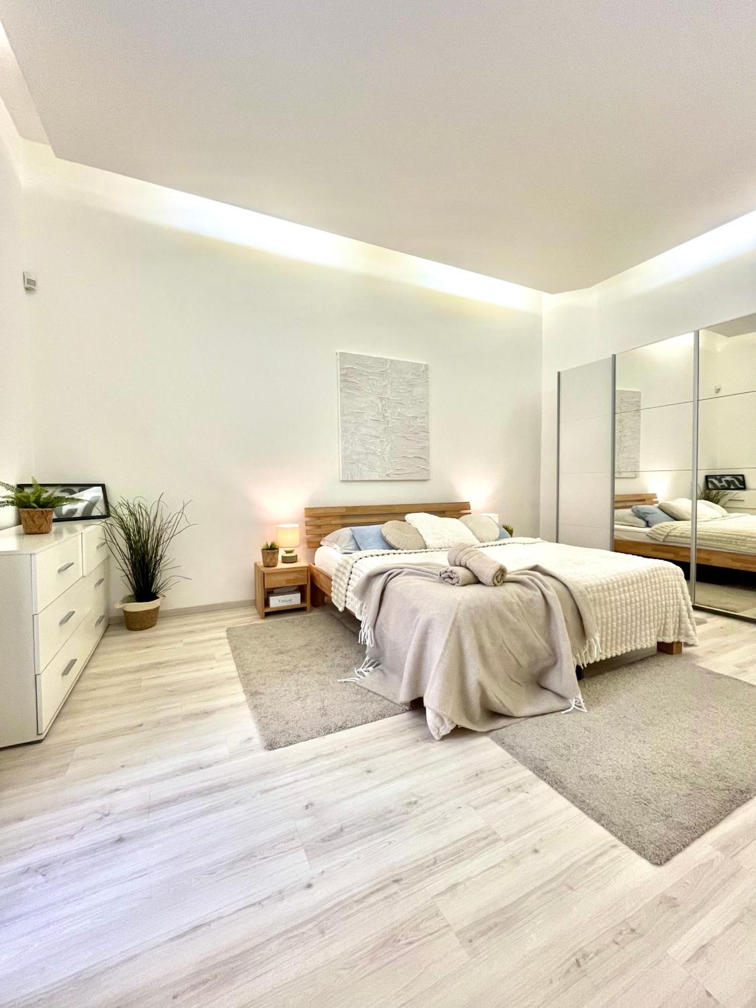 James Bond Apartment Old Town Братислава Екстериор снимка