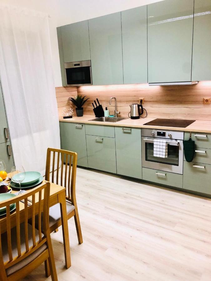 James Bond Apartment Old Town Братислава Екстериор снимка