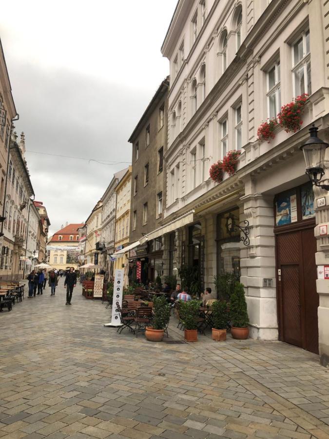 James Bond Apartment Old Town Братислава Екстериор снимка